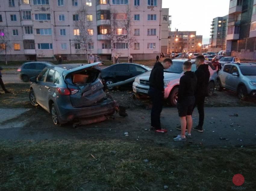 В Северодвинске пьяный водитель иномарки снёс столб и врезался в припаркованные автомобили